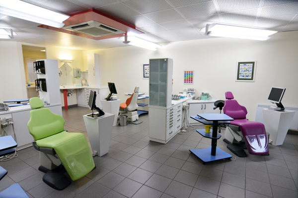 Salle-de-soins-enfants-1-cabinet-orthodontie-docteur-Tarot-Avignon-Vaucluse
