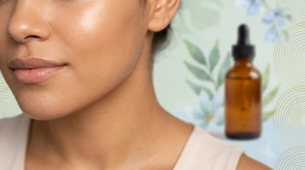 Gros plan sur le bas du visage d'une femme à la peau éclatante avec un flacon de sérum en arrière-plan.